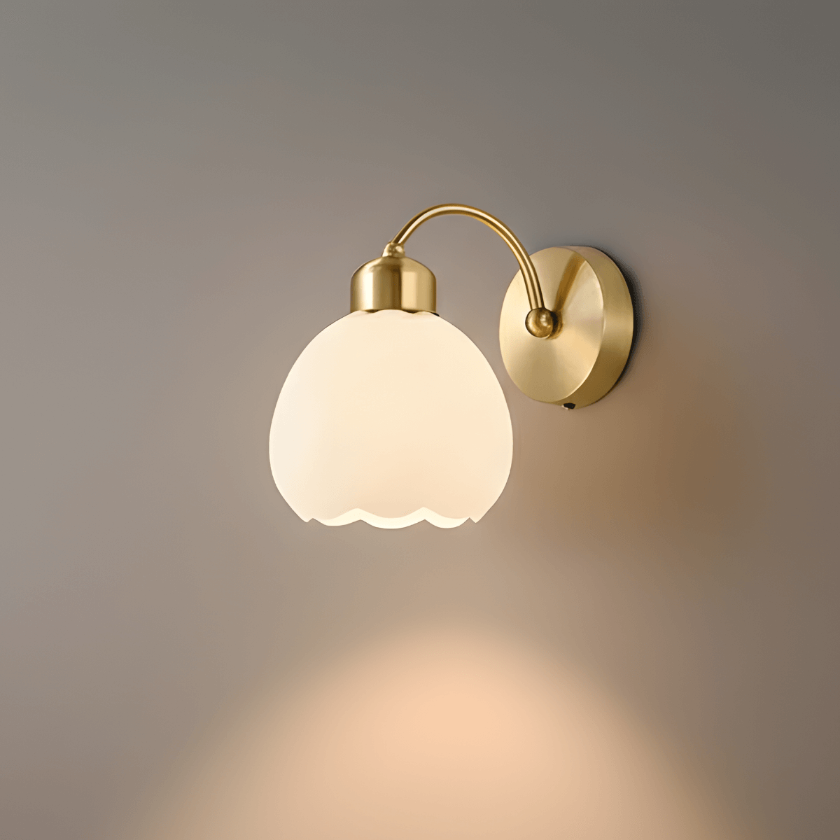 Crema Modern Gold Floral Wall Lamp – Metal/Glass Fixture for Bedroom